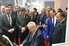 Zeman si prohlédl český pavilon v Šanghaji. Čínskému prezidentovi zahrál na piano