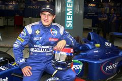 Tomáš Enge pózuje u formule 1 Prost při GP Itálie 2001