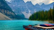 Moraine Lake, národní park Banff (Kanada).