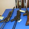 dvě německé zbraně MP 40 ráže 9 mm L a jedna francouzská zbraň MAS 38 ráže 7,65 LONG