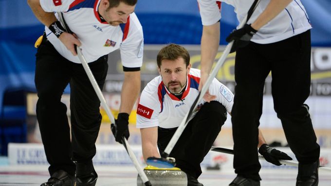 Tým kolem skipa Jiřího Snítila (uprostřed) rozjel kvalifikaci do Soči na jedničku. Podaří se mu dostat český curling poprvé v historii na olympijské hry?