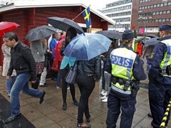 Policejní hlídka u volebního kiosku Švédských demokratů ve Stockholmu.