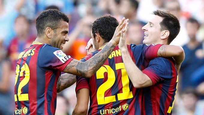 Barcelona vyhrála derby s Espaňolem 1:0 a udrží první místo před Atléticem.