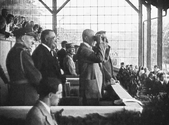 Dostihové derby v Chuchli v roce 1931. Reprofoto z dobové filmové nahrávky