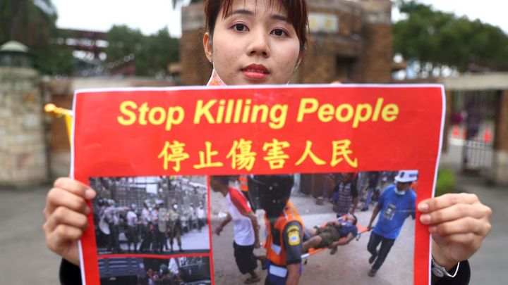 Barmánci o obřích protestech: Vojáci střílejí do lidí, placení zločinci vypalují domy