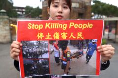 Barmánci o obřích protestech: Vojáci střílejí do lidí, placení zločinci vypalují domy