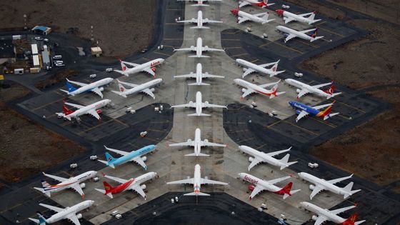 Uzemněné Boeingy MAX se skladují na odlehlém letišti. Technici je teď začali oživovat