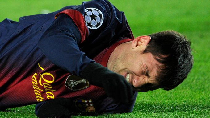 Tento obrázek včera vystrašil všechny fanoušky Barcelony. Zraněné levého kolena se ale neukázalo být vážně, Lionel Messi o víkendu normálně nastoupí.