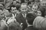Během  Pražského jara 1968 enormně rychle rostla popularita hlavní tváře reformních komunistů - Alexandera Dubčeka. Lidé do něj vkládali veškeré naděje.