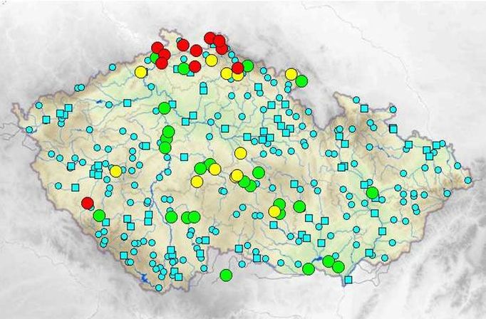 Aktuální povodňová mapa - sobota 7. 8. 13.50 hod. Zelená kolečka označují první povodňový stupeň (bdělost), žlutá druhý povodňový stupeň (pohotovost), červená třetí povodňový stupeň (ohrožení).