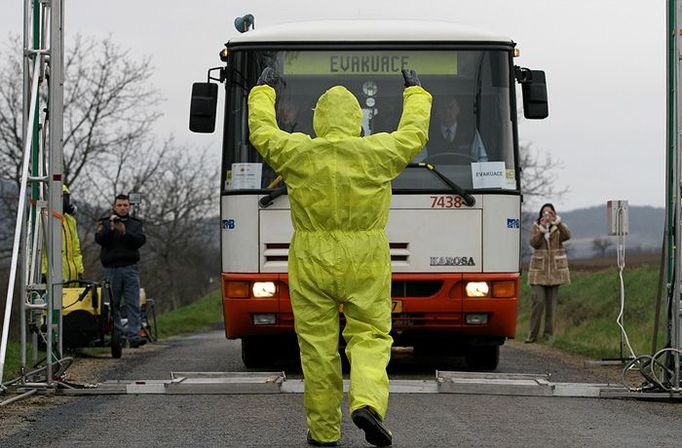 Stát, dekontaminace! První evakuační autobus dorazil do Kubšic. Musí projet několika rámy, které ho nejprve očistí od hrubých nečistot a poté dekontaminují.