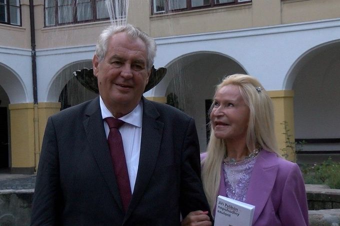 Prezident Miloš Zeman a herečka Jitka Frantová, 6. října 2015, křest knihy Jiřího Pelikána Nepohodlný exulant.