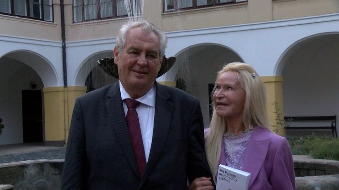 Prezident Miloš Zeman a herečka Jitka Frantová, 6. října 2015, křest knihy Jiřího Pelikána Nepohodlný exulant.