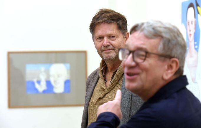 Vzadu je malíř Helgi Fridjónsson, v popředí galerista Miroslav Schubert.