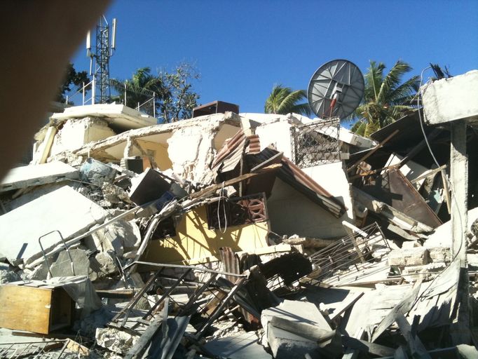 Při příjezdu do Port au Prince, každý druhý nebo třetí dům byl v troskách.