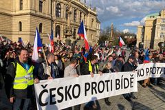 Tisíce lidí v Praze demonstrovaly "proti bídě". Rajchl promluvil u Úřadu vlády