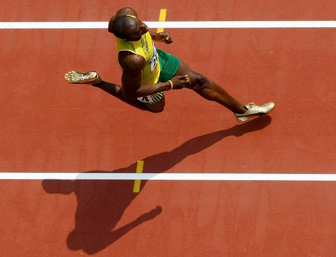 Usain Bolt při běhu na 200 metrů na Národním stadionu v Pekingu.