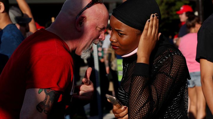 "Levicový dav ničí dějiny." Trumpův první mítink od pandemie doprovodily protesty