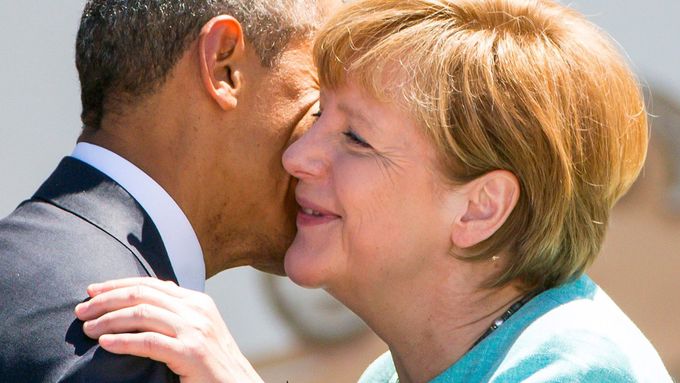 Angela Merkelová se zdraví s Barackem Obamou.