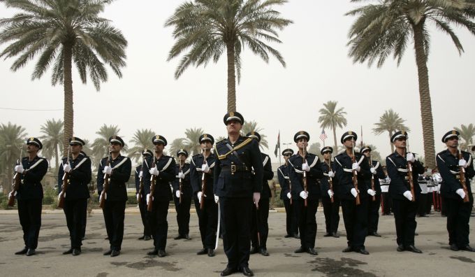 Nastoupená irácká jednotka při jmenování Raye Odierna velitelem amerických sil v Iráku