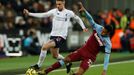 Soccer Football - Premier League - West Ham United v Liverpool - London Stadium, London, Britain - January 29, 2020   Liverpool's Jordan Henderson in action with West Ham