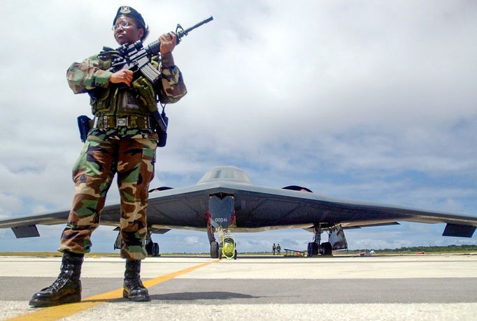 Vojínka amerického letectva Keundra McFadden střeží bombardér B-2 Spirit na letové lince na Andersenově letecké základně 2. března 2005 na Guamu.