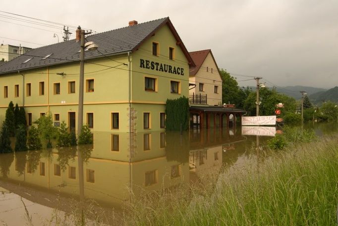 A voda se nevyhla ani místní restauraci