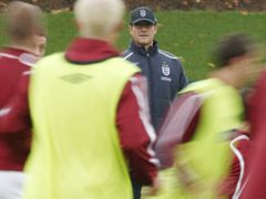 Trenér Anglie Fabio Capello sleduje své svěřence při tréninku.