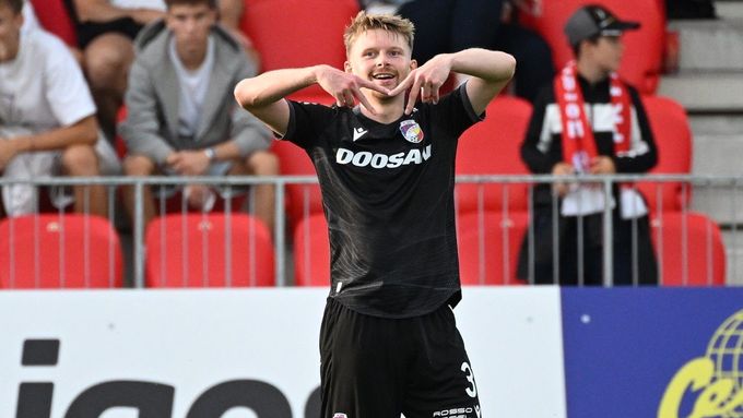 Pavel Šulc slaví branku do sítě Pardubic.