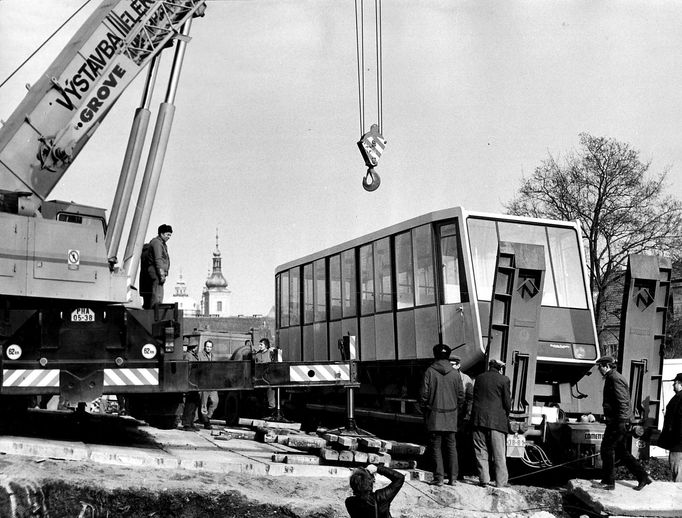 Archivní fotografie z historie lanové dráhy na Petřín. Nedatováno