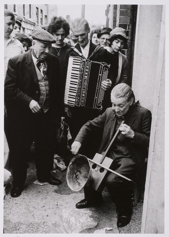 Markéta Luskačová: Street musician, Cheshire Street, London, London, 1977