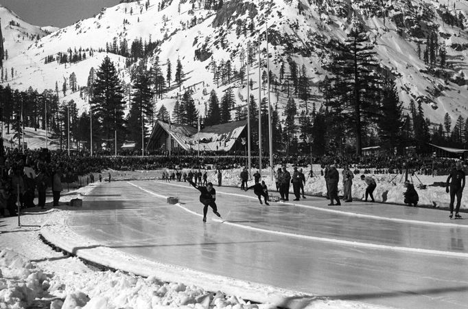 1960 Popis:Zimní olympijské hry 1960 ve Squaw Valley - v závodě na 500 m v rychlobruslení zvítězil sovětský reprezentant Jevgenij Grišin - na sn. jede po vnitří dráze.