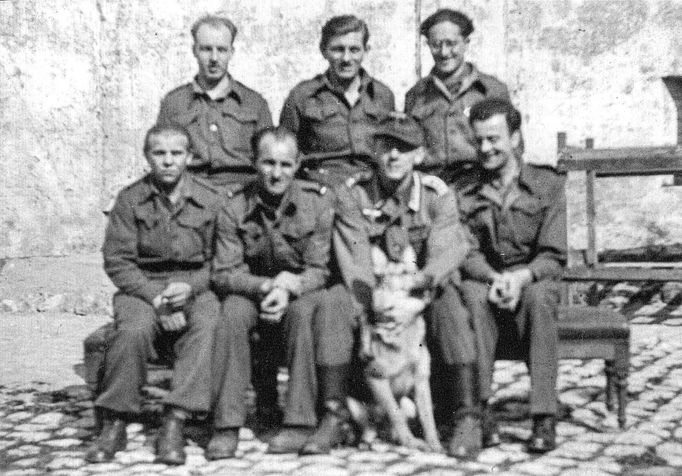 Ukázky fotografií z knihy "Kříže a hvězdy od Dunkerque" připomínající účast československých vojáků při obléhání Dunkirku v roce 1944.