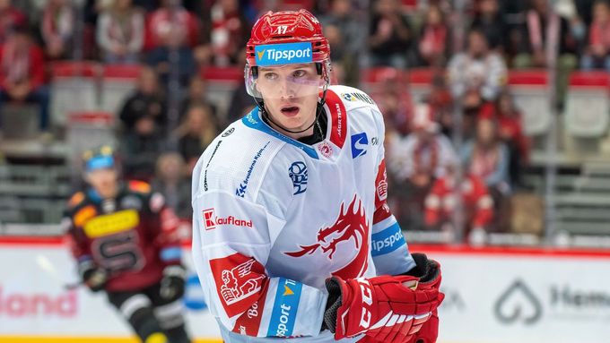 Samuel Buček po příchodu z KHL nastoupil za Třinec proti Spartě