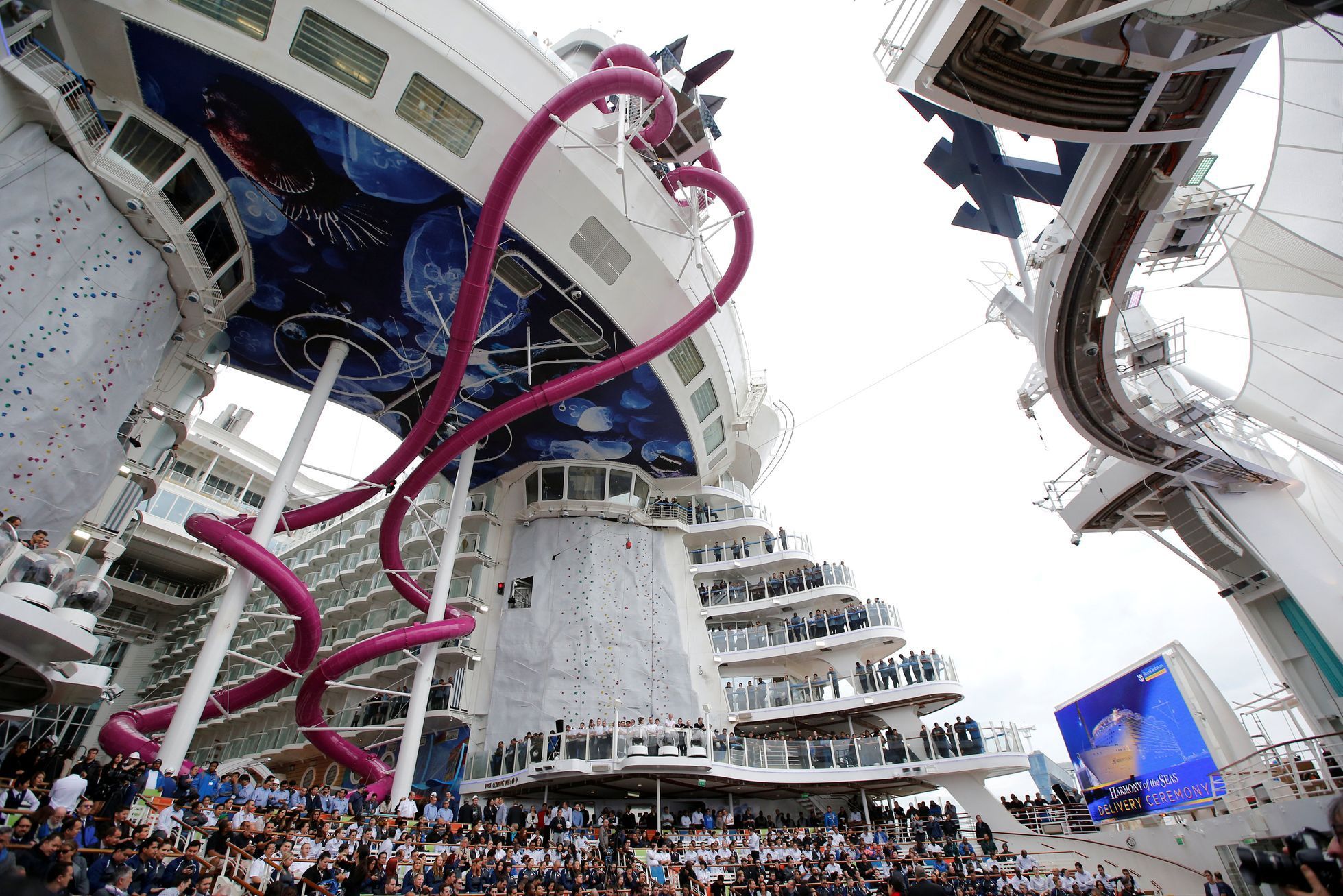 Harmony of the Seas - největší parník světa si převzal majitel