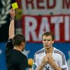 Holger Badstuber dostává žlutou kartu od rozhodčího Stephane Lannoye v utkání Německa s Portugalskem na Euru 2012