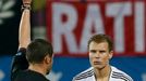 Holger Badstuber dostává žlutou kartu od francouzského rozhodčího Stephane Lannoye během utkání Německa s Portugalskem v základní skupině B na Euru 2012.