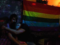 S LGBT hnutím je spojená duhová vlajka, která má symbolizovat rozmanitost tohoto způsobu života.