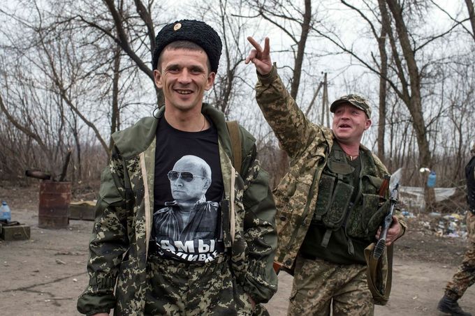Proruský separatista v tričku s Vladimirem Putinem.