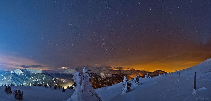 4. místo v kategorii „Against the Lights“: Norbert Span z Rakouska s fotografií „Alps at Night“.