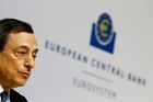 Euro padá, vlády si v reakci na kroky ECB půjčují levněji