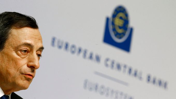 Šéf ECB Mario Draghi podle očekávání pustil euro z kopce.