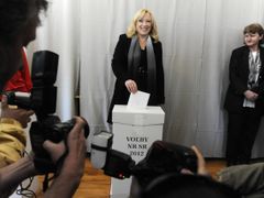 Poslední volby ve funkci premiérky. Iveta Radičová odevzdává svůj hlas.