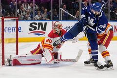 Nečas asistoval u vítězství Caroliny, Vladař neodvrátil prohru Calgary