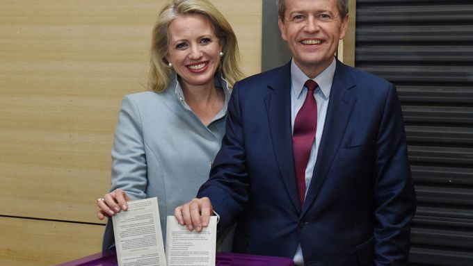 Zatím se z výsledků nemůže radovat ani opoziční lídr Bill Shorten (na snímku s manželkou při hlasování), ani úřadující premiér.