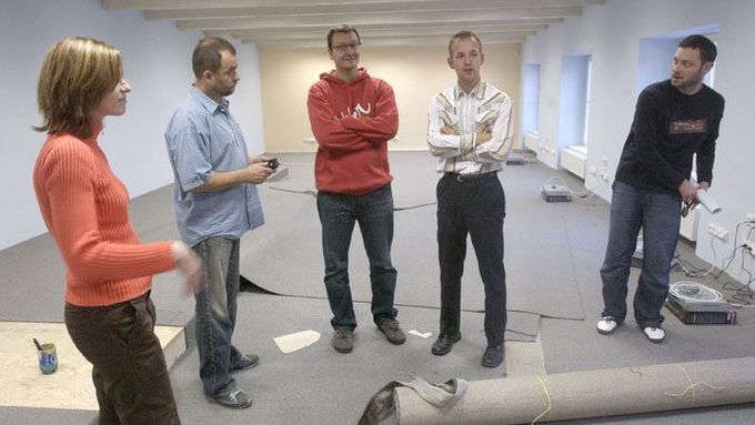 27. října 2005 - Rekonstrukce newsroomu hotova, zbývá nanosit nábytek, zapojit počítače a můžeme začít! Snad...na snímku doufá vedení NetCentra, mateřské společnosti Aktuálně.cz.