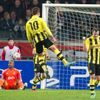 Fotbalisté Borussia Dortmund Mario Götze (vlevo) a Kevin Grosskreutz slaví gól v utkání Ligy mistrů 2012/13 proti Ajaxu Amsterdam.