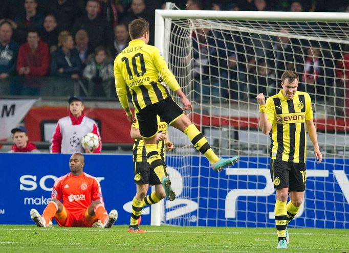 Fotbalisté Borussia Dortmund Mario Götze (vlevo) a Kevin Grosskreutz slaví gól v utkání Ligy mistrů 2012/13 proti Ajaxu Amsterdam.