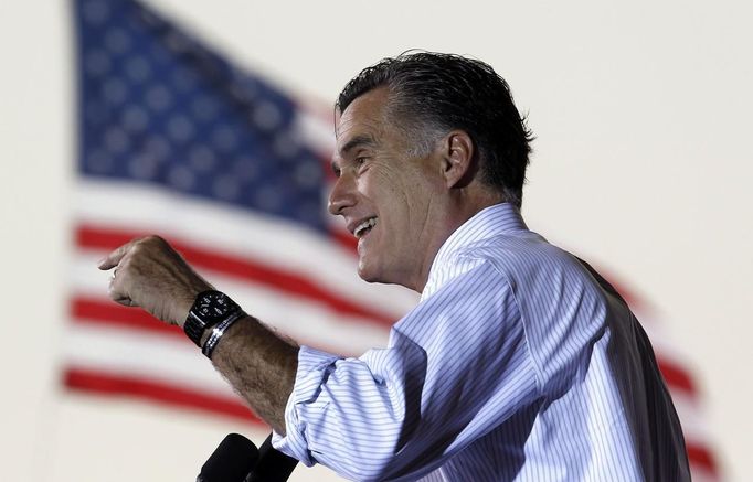 U.S. Republican presidential nominee and former Massachusetts Governor Mitt Romney speaks at a campaign rally in Sanford, Florida, November 5, 2012. REUTERS/Jim Young (UNITED STATES - Tags: POLITICS ELECTIONS USA PRESIDENTIAL ELECTION) Published: Lis. 5, 2012, 2:15 odp.