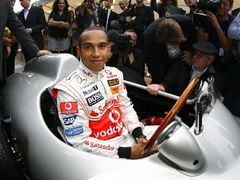 Pilot formule 1 Lewis Hamilton ve voze Silberpfeil (Stříbrný šíp) na Power Meets Fashion v Berlíně.